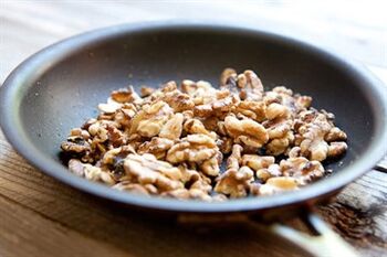 Walnuts in a man's diet increase testosterone levels