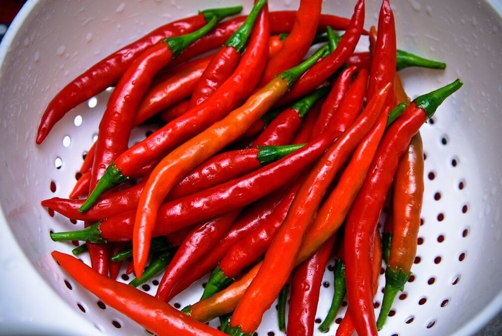 It is advisable to add hot pepper to a small amount and fresh food.